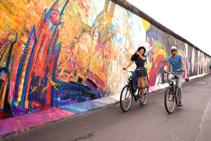Cycling tour at the East Side Gallery in Berlin